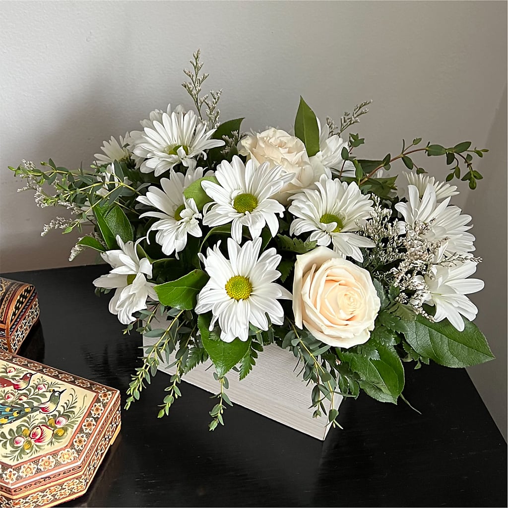 Fresh Linen Box Bouquet – Meramec Florist, Steelville MO